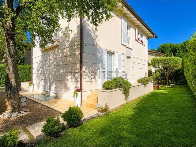 Case e ville in vendita di 240 m² in Viale Apua