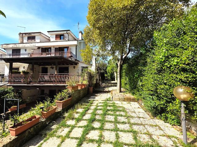 Case e ville in vendita di 240 m² in Viale Argentina