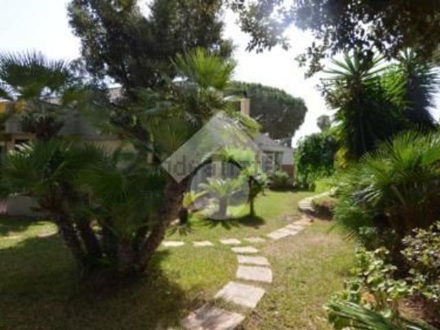 Case e ville in vendita di 240 m² in Viale delle Ginestre