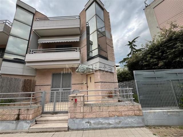 Case e ville in vendita di 240 m² in Viale Russia