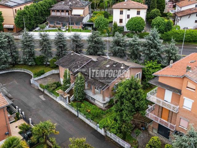Case e ville in vendita di 240 m² in Viale Sassari, 120
