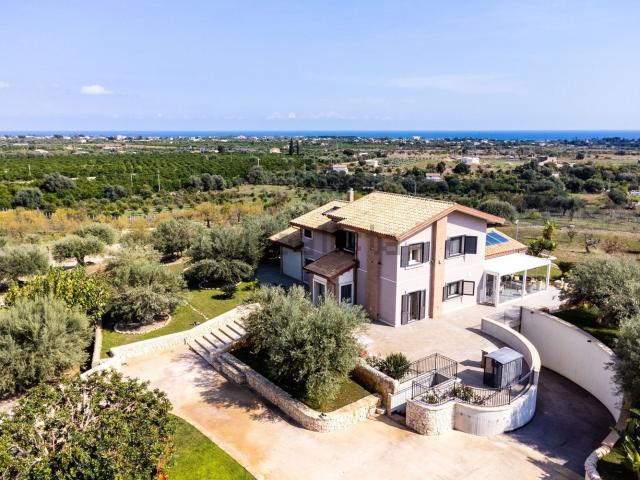 Case e ville in vendita di 240 m² in Contrada Falconara