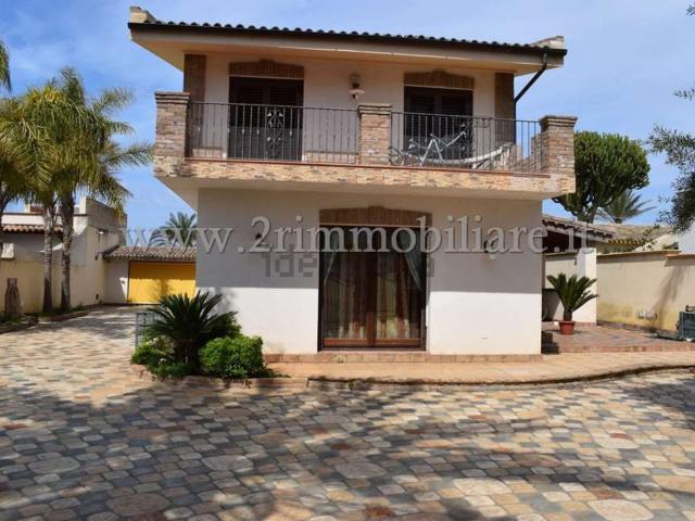 Case e ville in vendita di 240 m² in Lungomare Fata Morgana, 1