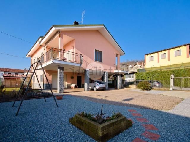Case e ville in vendita di 240 m² in Strada Biola, 25