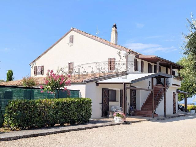 Case e ville in vendita di 240 m² in Strada Provinciale San Angelo, 208