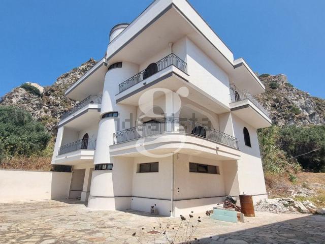 Case e ville in vendita di 241 m² in Via Grotta Polifemo