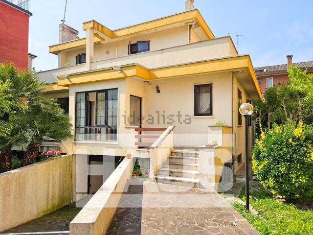 Case e ville in vendita di 241 m² in Via Jacopo de &apos Cavalli, 16