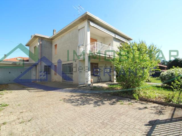 Case e ville in vendita di 241 m² in Via Vittorio Veneto