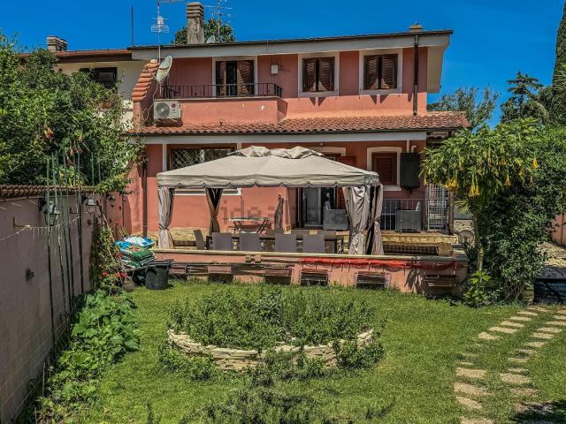 Case e ville in vendita di 241 m² in Viale di Castel Porziano, 308