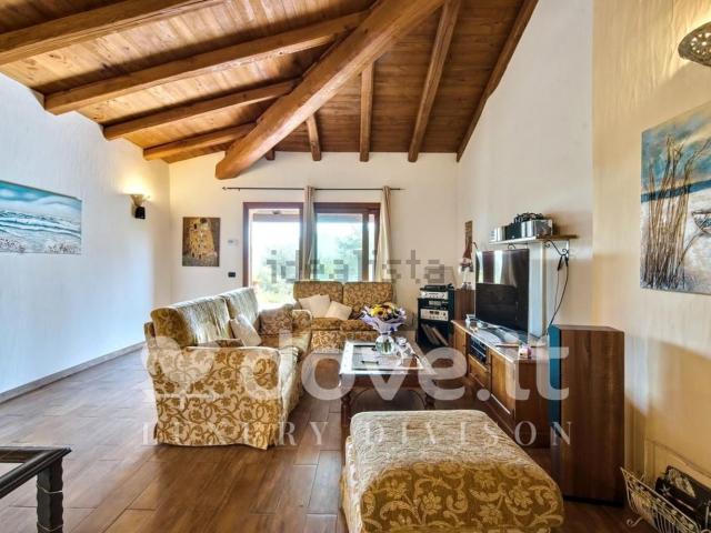 Case e ville in vendita di 241 m² in Strada Statale 125 Orientale Sarda, 53
