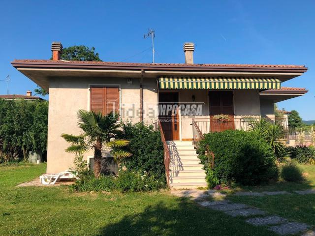 Case e ville in vendita di 242 m²