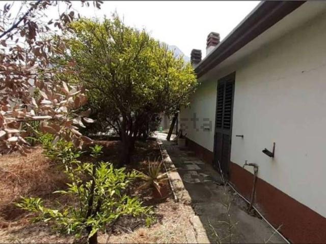Case e ville in vendita di 242 m² in Via Amendola, 17