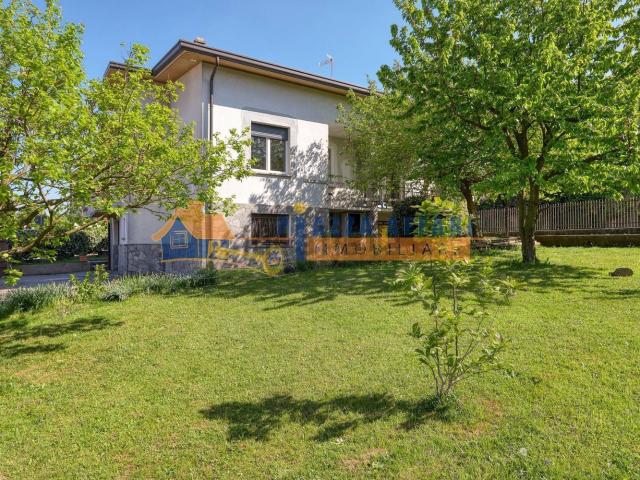 Case e ville in vendita di 242 m² in Via Bregana, 12