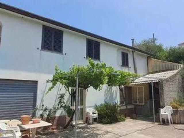 Case e ville in vendita di 242 m² in Via Giorgio amendola, 16