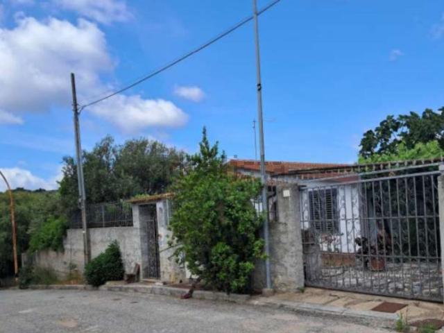 Case e ville in vendita di 242 m² in Via Giorgio Amendola