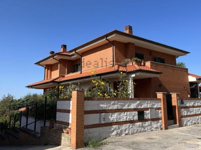Case e ville in vendita di 242 m² in Via Don Guido de Cave