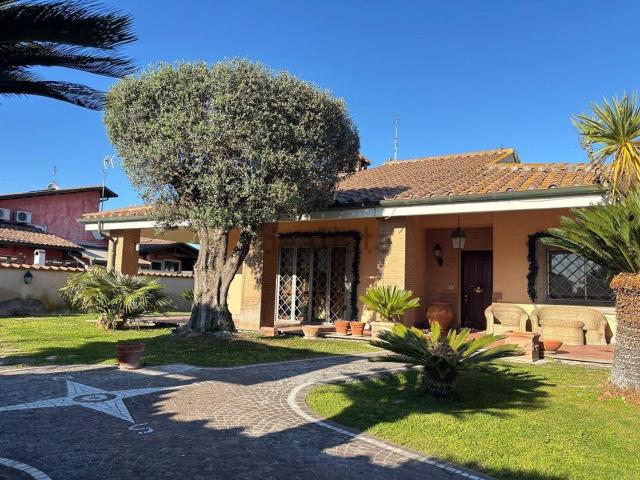 Case e ville in vendita di 242 m² in Via Luzzasco Luzzaschi