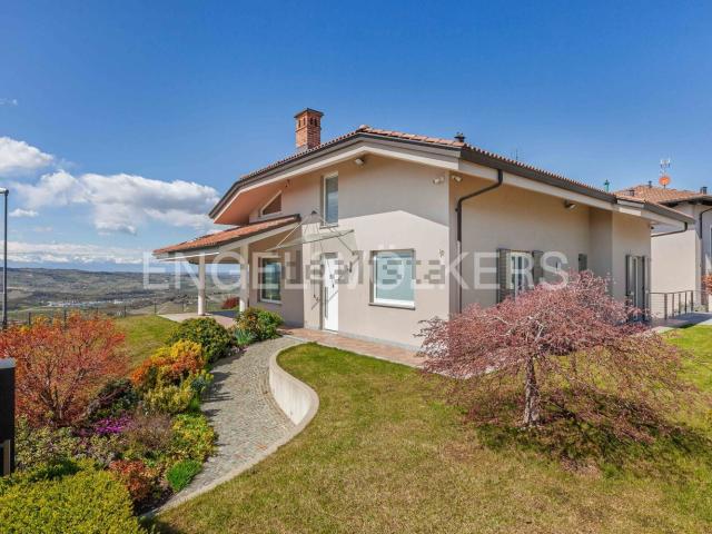 Case e ville in vendita di 242 m² in Via Madonnina