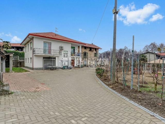 Case e ville in vendita di 242 m² in Via XXV Aprile