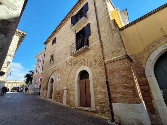 Case e ville in vendita di 243 m² in Via Erchemperto, 19