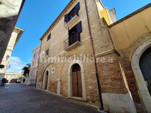 Case e ville in vendita di 243 m² in Via Erchemperto, 19