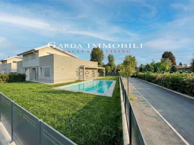 Case e ville in vendita di 243 m² in Via Miralago