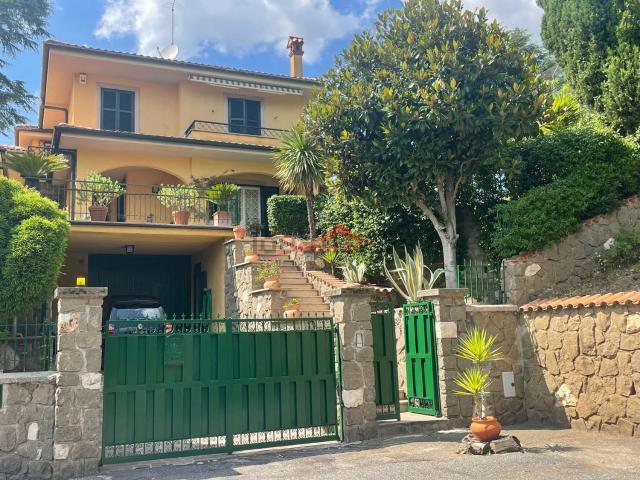 Case e ville in vendita di 243 m² in Via San Bartolomeo