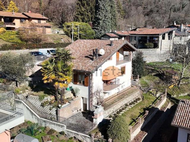 Case e ville in vendita di 243 m² in Via Sanda, 6