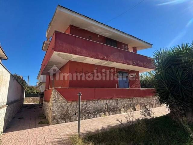Case e ville in vendita di 243 m² in Via Staffetta, 38