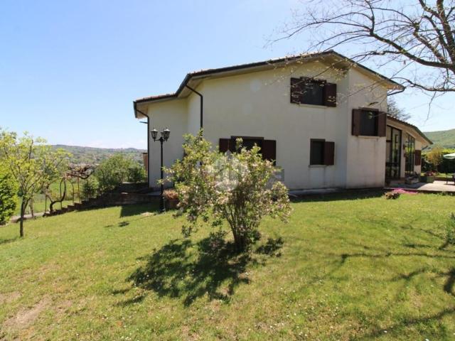 Case e ville in vendita di 243 m² in Contrada Colle Longo, 55