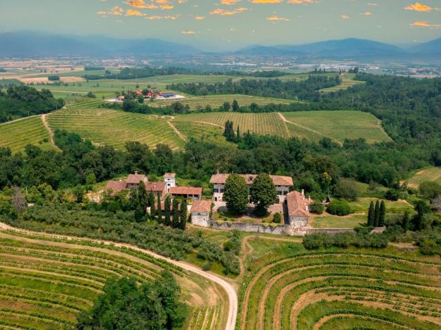 Case e ville in vendita di 2440 m²