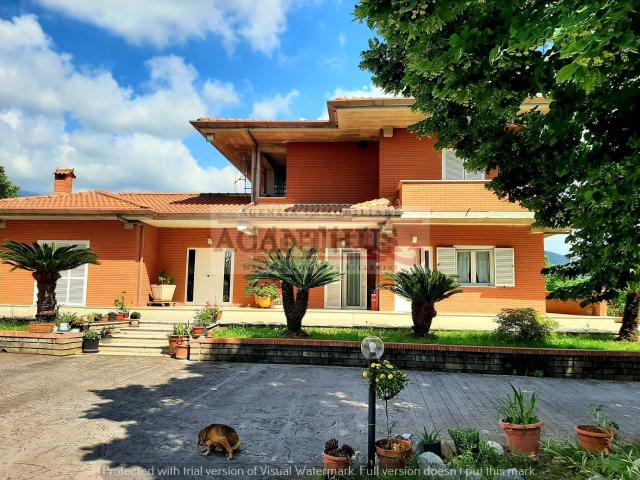 Case e ville in vendita di 244 m² in Via Cori Cisterna, 12