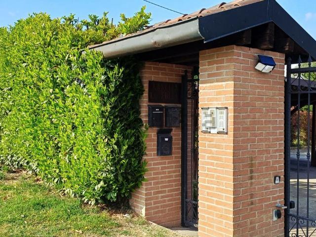 Case e ville in vendita di 244 m² in Via Cascina Folla, 1