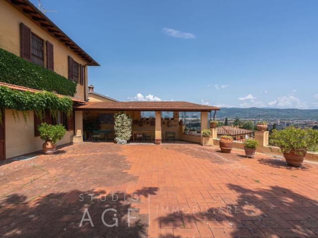 Case e ville in vendita di 244 m² in Via Benedetto Fortini, 36