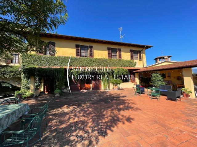 Case e ville in vendita di 244 m² in Via Benedetto Fortini