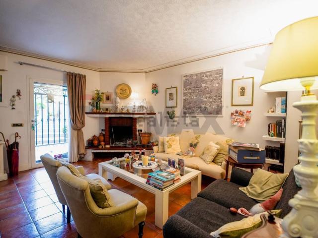 Case e ville in vendita di 244 m² in Via Giuseppe Fanelli, 228