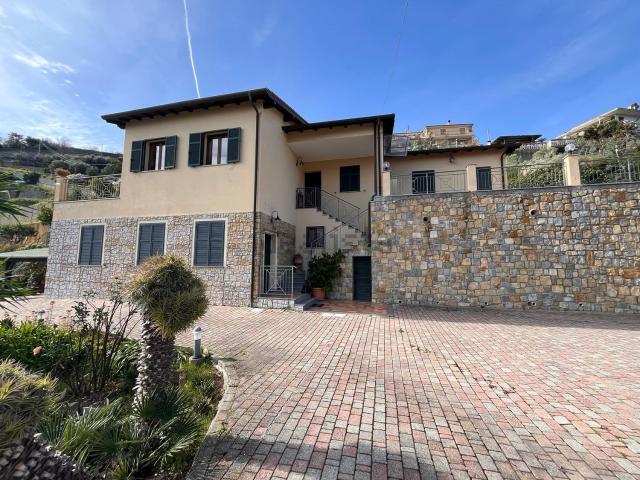 Case e ville in vendita di 244 m² in Via degli Inglesi
