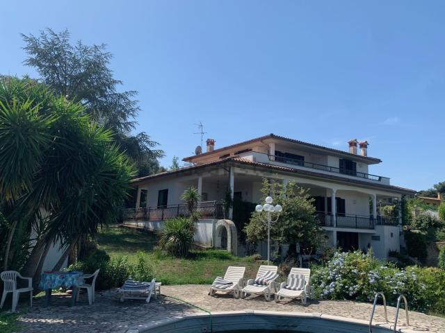 Case e ville in vendita di 244 m² in Via dei Glicini