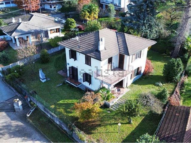 Case e ville in vendita di 244 m² in Via della Vigna, 32