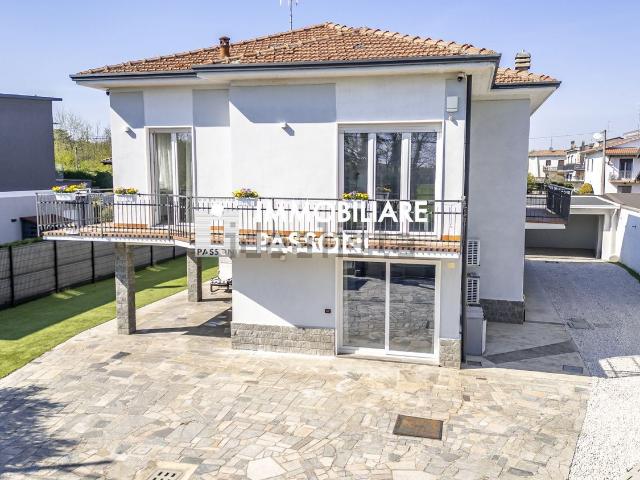 Case e ville in vendita di 244 m² in Via Edmondo de Amicis