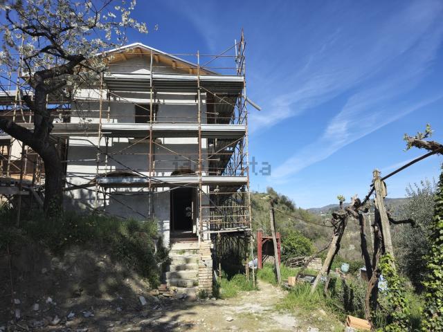 Case e ville in vendita di 244 m² in Via Francesco Ciotti