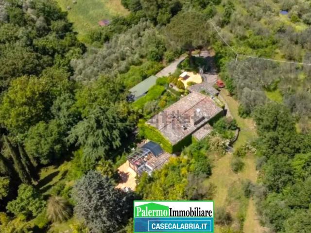 Case e ville in vendita di 244 m² in Via Santa Maria Nuova
