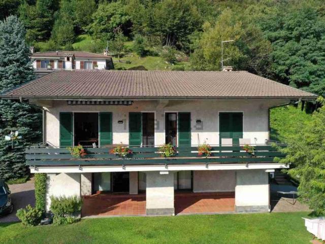 Case e ville in vendita di 244 m² in Viale San Ambrogio, 2
