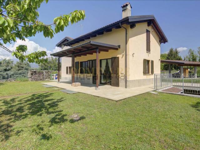 Case e ville in vendita di 245 m² in Via Ceresole, 2