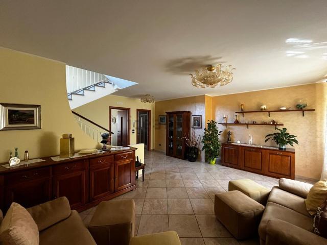 Case e ville in vendita di 245 m² in Via Biagio De Giovanni, 6