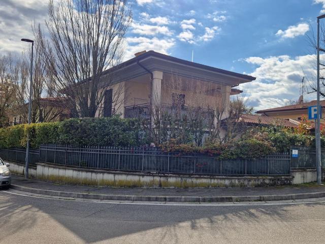 Case e ville in vendita di 245 m² in Via dei Colli, 98