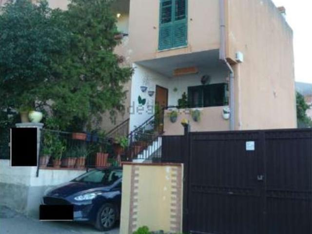 Case e ville in vendita di 245 m² in Via dei Garofani