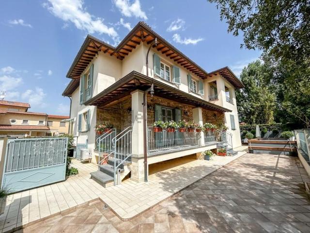 Case e ville in vendita di 245 m² in Via Italica, 338