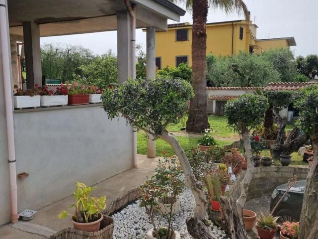 Case e ville in vendita di 245 m² in Via Montagnano