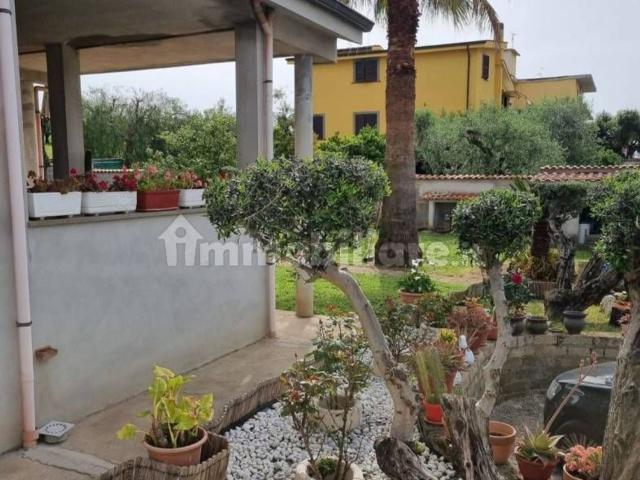 Case e ville in vendita di 245 m² in Via Montagnano
